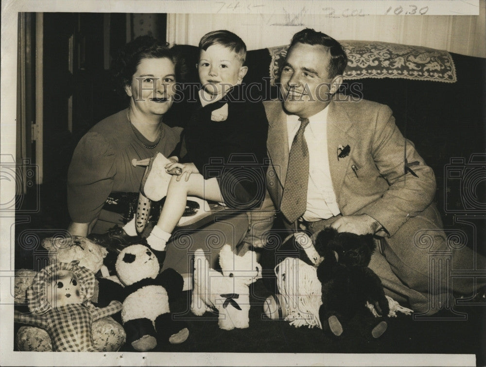 1942 Press Photo Corinne Corliss, Harvey Corliss Husband &amp; Son Peter Beniot - Historic Images