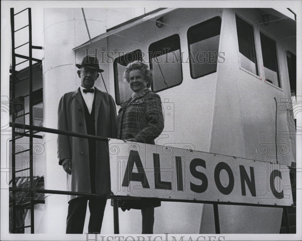 1970 Press Photo Mr &amp; Mrs Charles Coolidge on Tug Boat &quot;Alison C&quot; - Historic Images