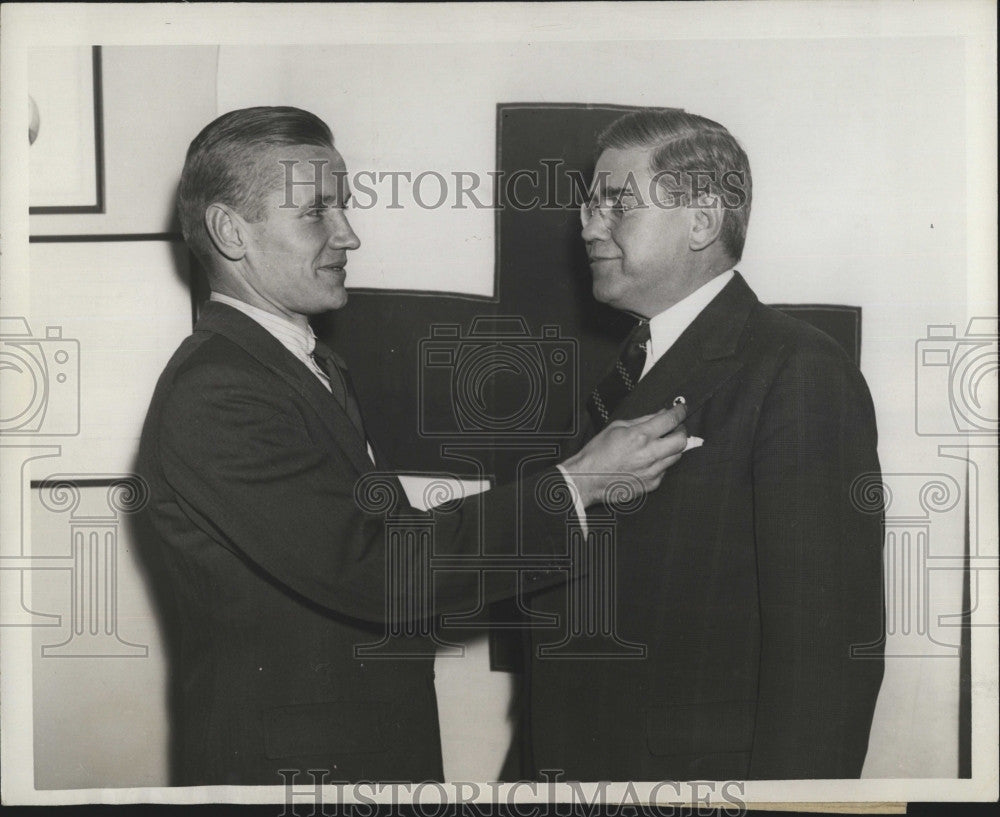 1939 Press Photo Lawrence Coolidge places membership button on John Kearney - Historic Images