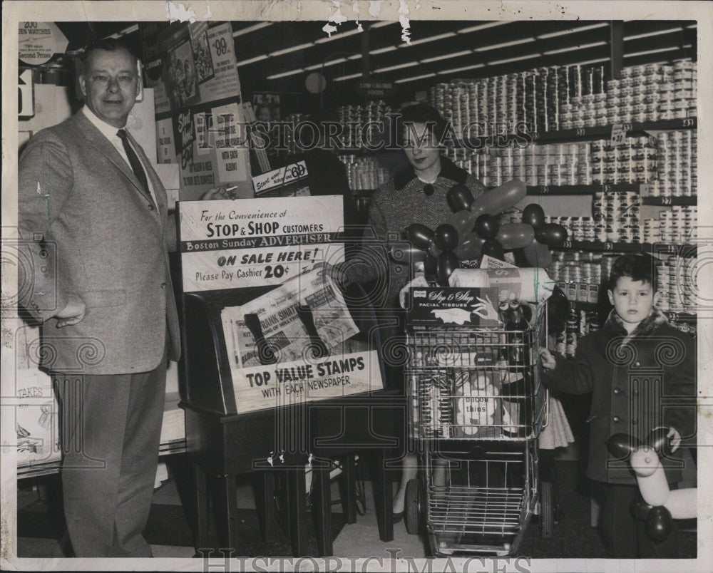 1960 Press Photo Manger of Stop &amp; Shop Stores Now Sells &quot;Sunday Advertiser&quot; - Historic Images