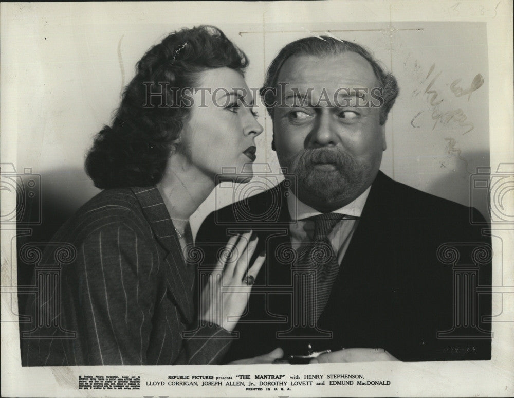 1943 Press Photo Actor Lloyd Corrigan &amp; Dorothy Lovett in &quot;The Mantrap&quot; - Historic Images