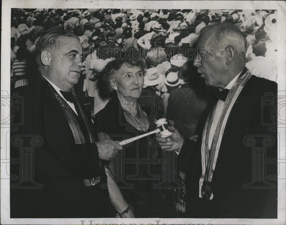 1949 Press Photo Bill Corum (L) Sports Columnist Honored at Sports World Meeting - Historic Images