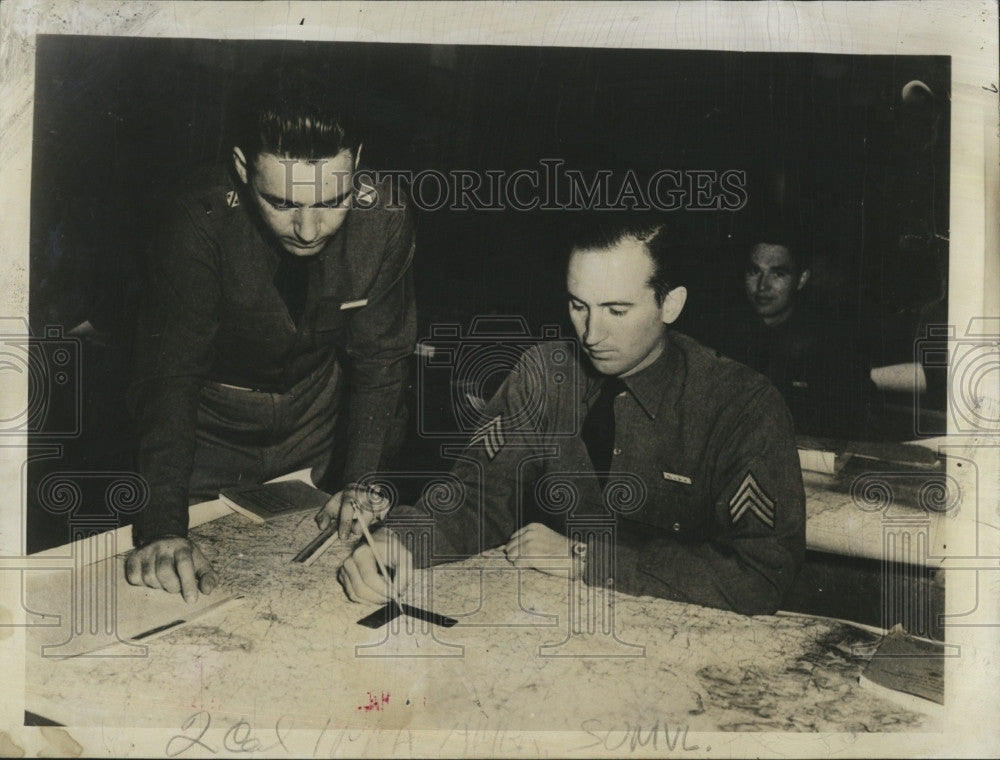 1941 Press Photo Lt. James H.Cosgrove Army teacher. with Sergt. A.B. Duke. - Historic Images