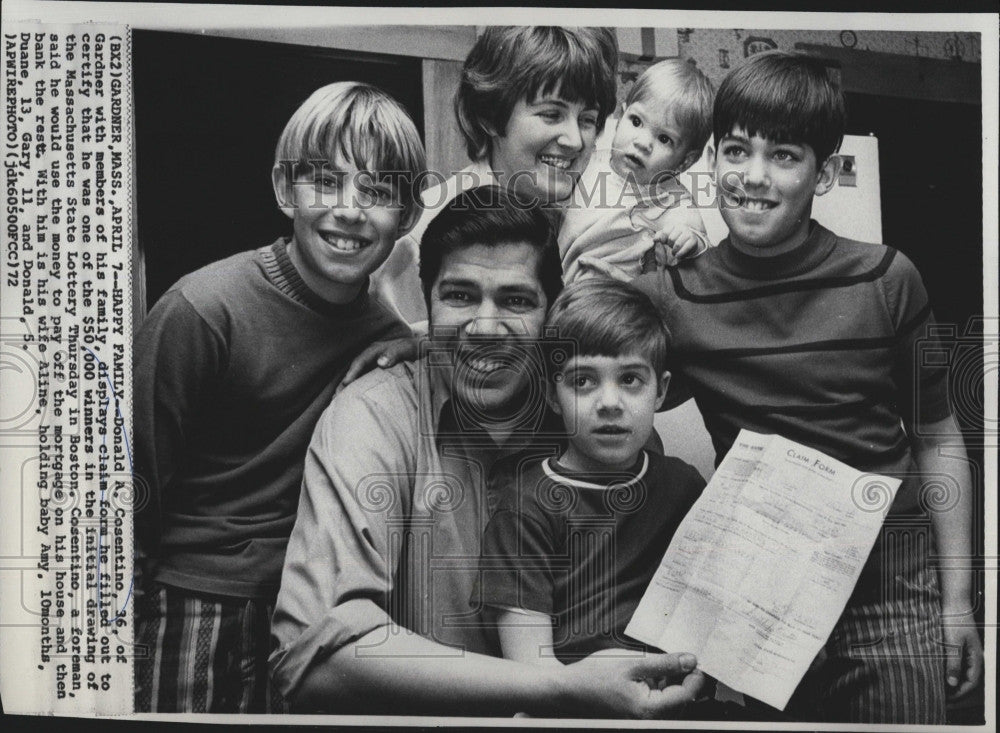 1972 Press Photo Donald A. Cosentinom, Lottery Winner with family members, - Historic Images