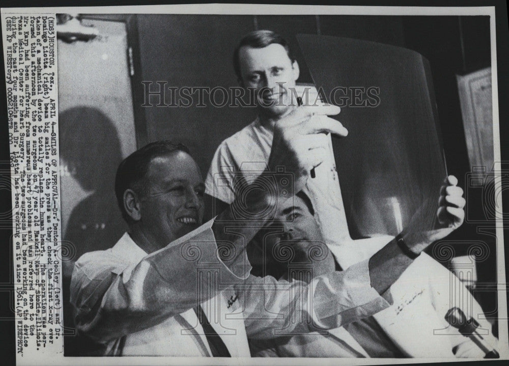 1961 Press Photo Dr.Denton A.Cooley,check the x-ray of device in human heart. - Historic Images