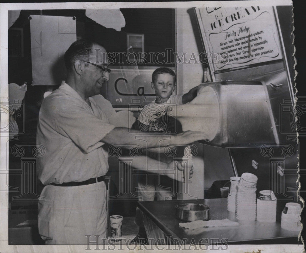 1958 Press Photo Former Polish LIner Captain Jan Cwiklinski now sells ice cream - Historic Images