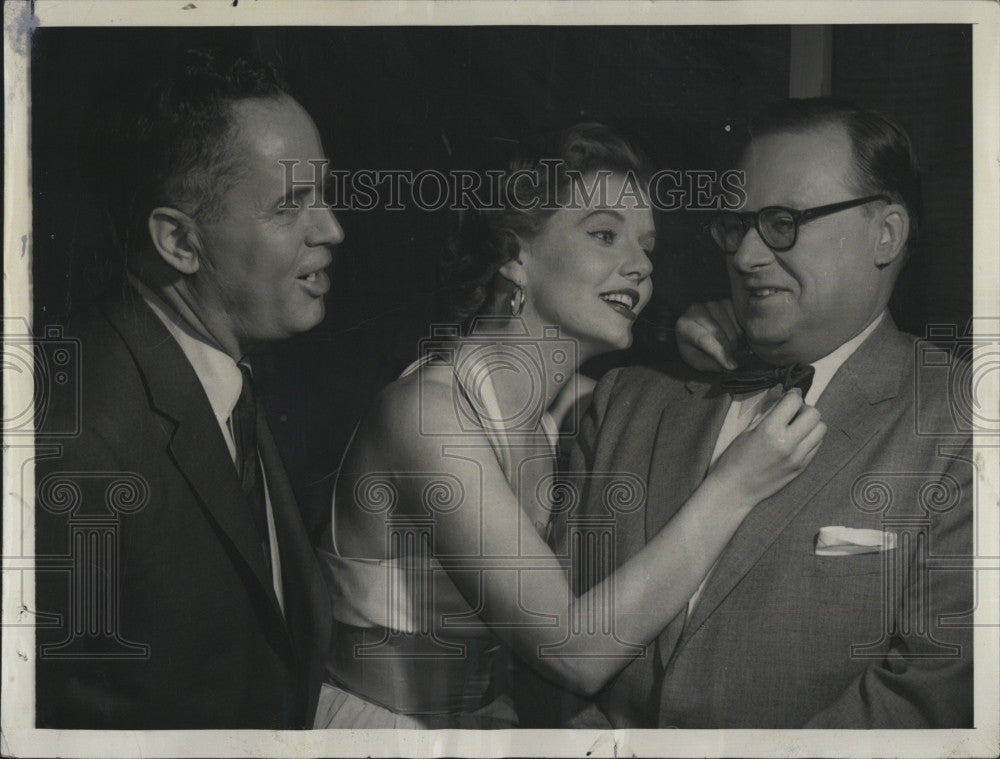 1956 Press Photo Fran Coughlin, Patricia Cutts, Dr. Bergen Evans - Historic Images