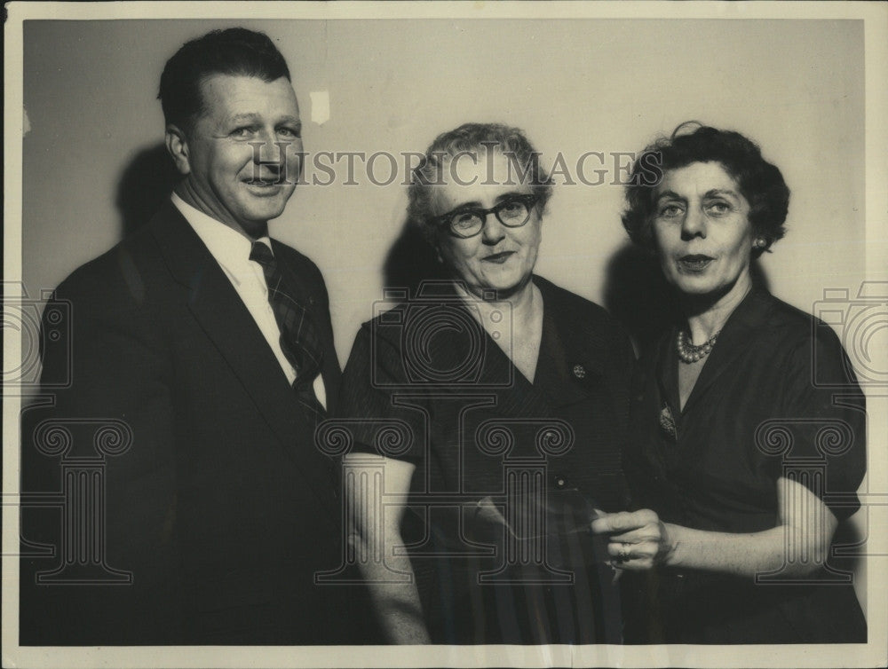 1958 Press Photo (L-R) Timothy Co, Katherine Kelley &amp; Ehnrietta Martin at Mick T - Historic Images