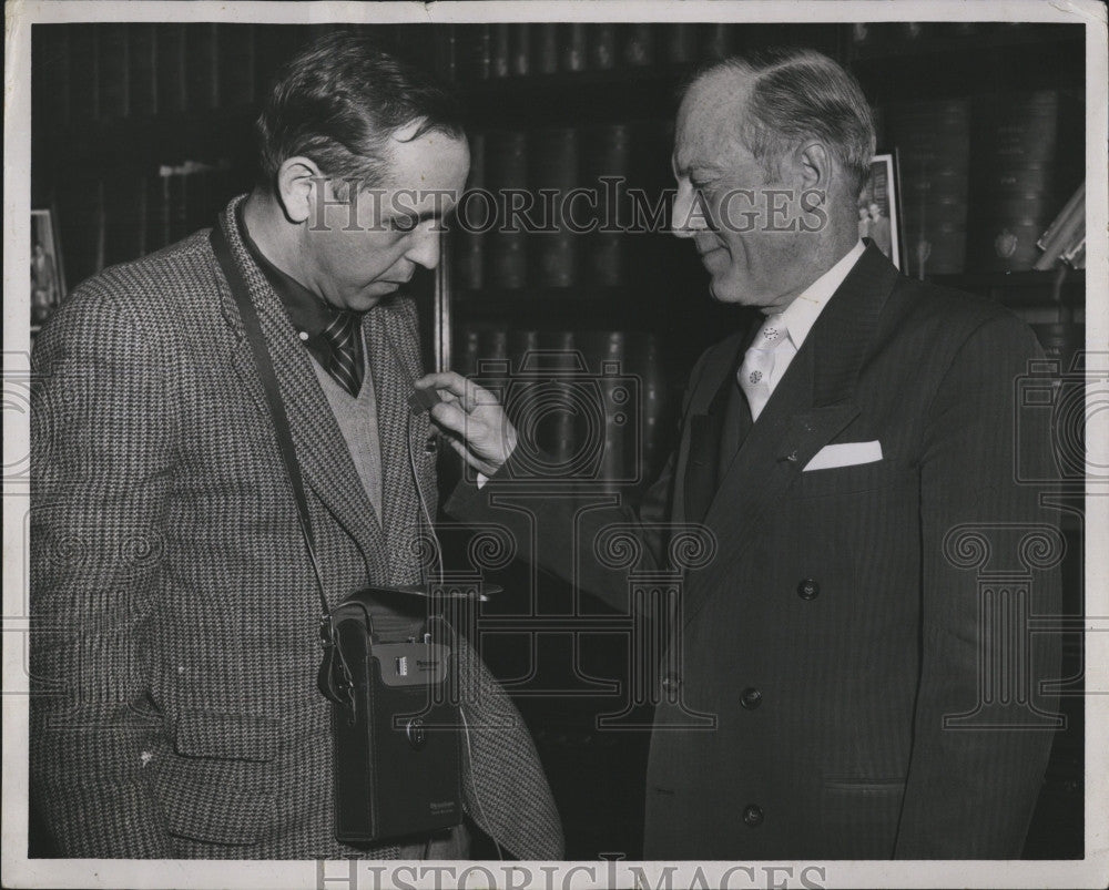 1957 Press Photo Reporter Eddie Corsetti - Historic Images