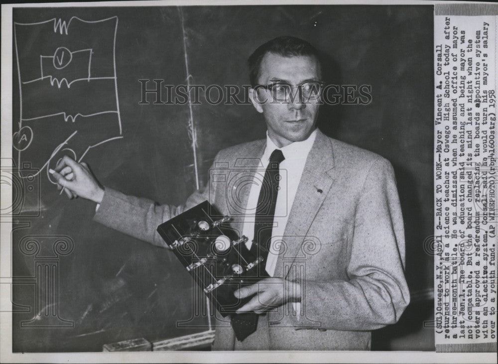 1958 Press Photo Mayor Vincent Carsall as Science Teacher at Oswego High School - Historic Images