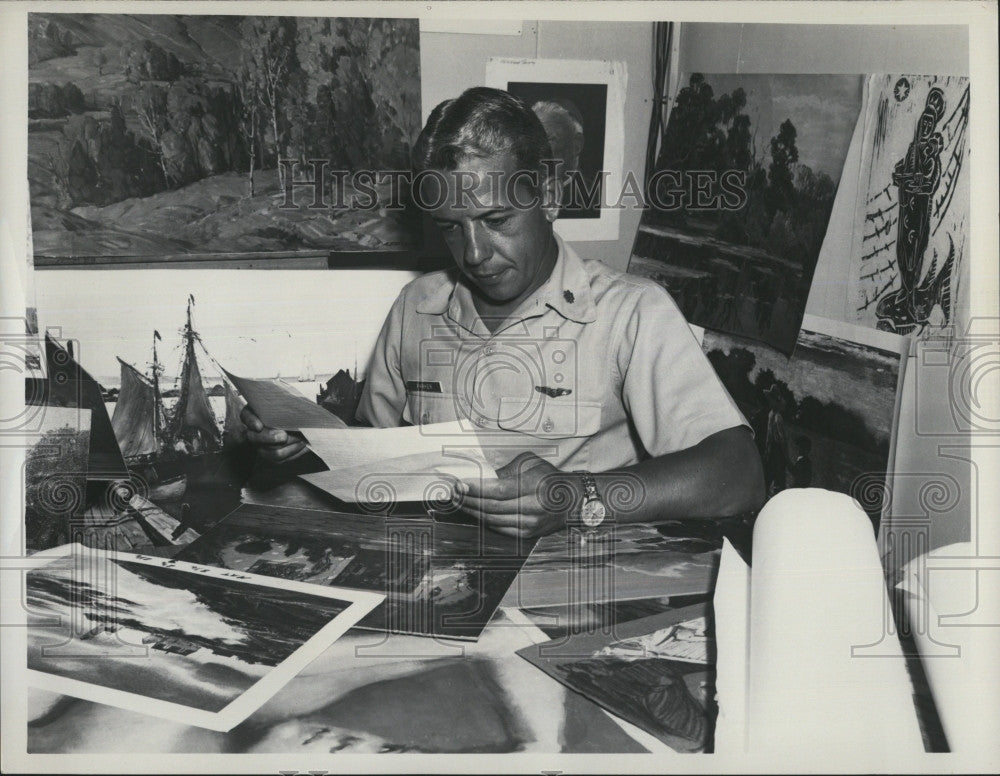 1967 Press Photo Air Force Doctor Major Gerald Parer with Rockport Paintings - Historic Images