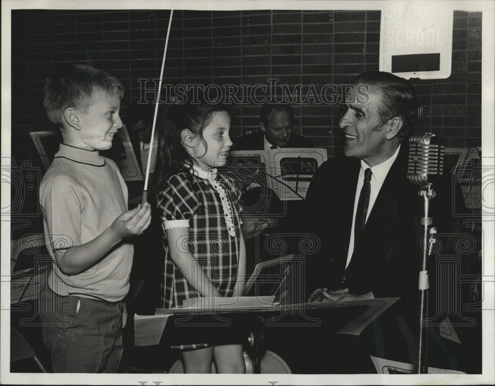 1970 Press Photo Conductor Joseph Pastor with School Children - Historic Images