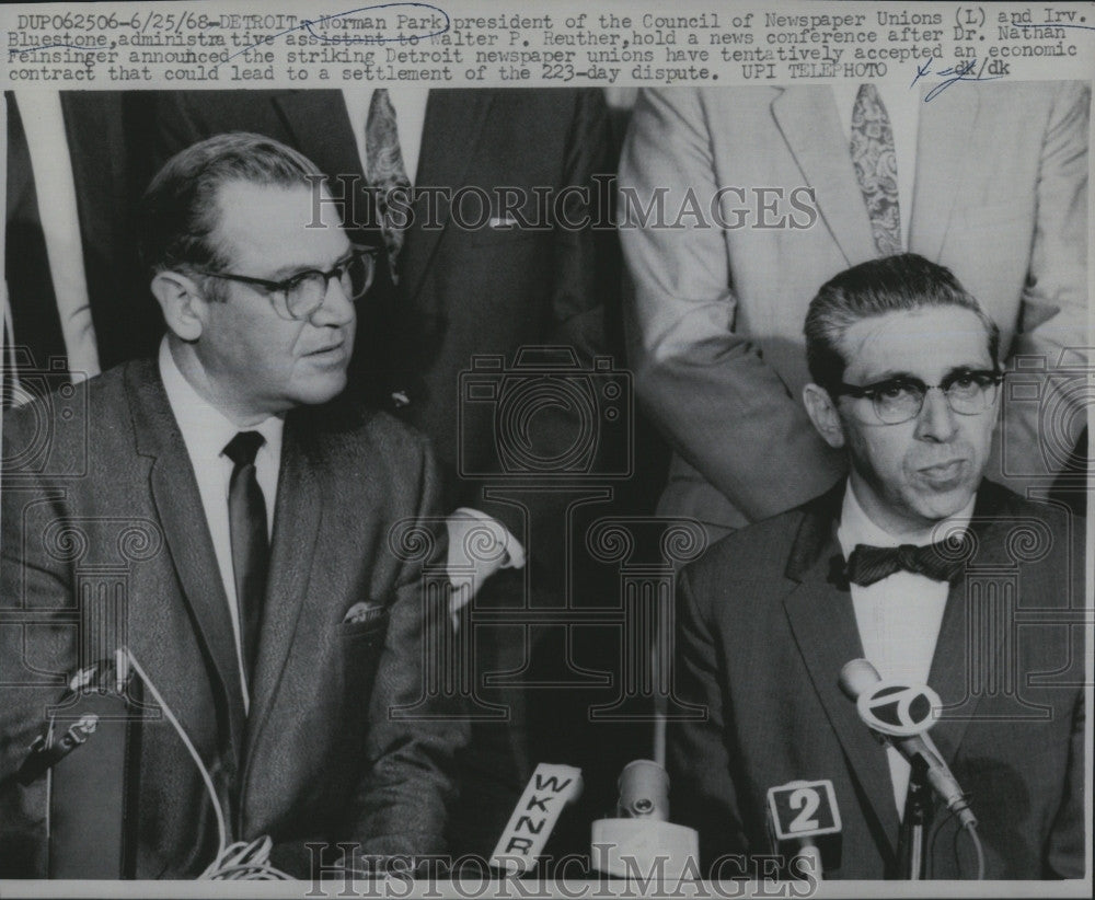 1968 Press Photo Union Pres. Norman Park and Irv. Bluestone hold news conference - Historic Images