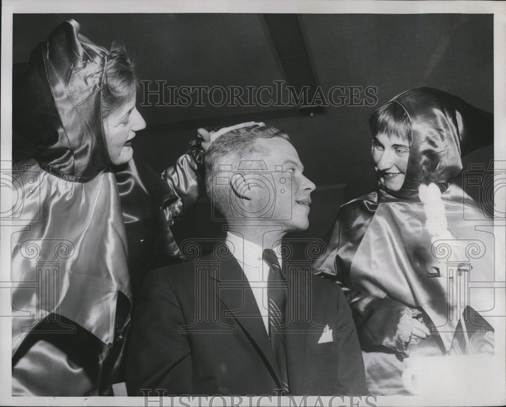 1958 Press Photo Dr. William E. Park with Brenda Baily and Linda Rosenberg - Historic Images