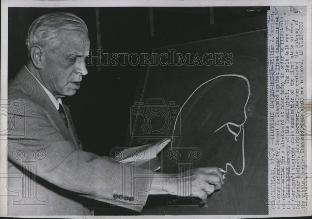 1954 Press Photo Defense Atty. William J. Corrigan using chalk board in court - Historic Images