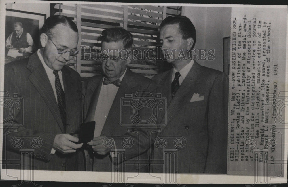 1951 Press Photo Publisher John Cowles & Dean Frank L. Mott with Lee Hills. - Historic Images