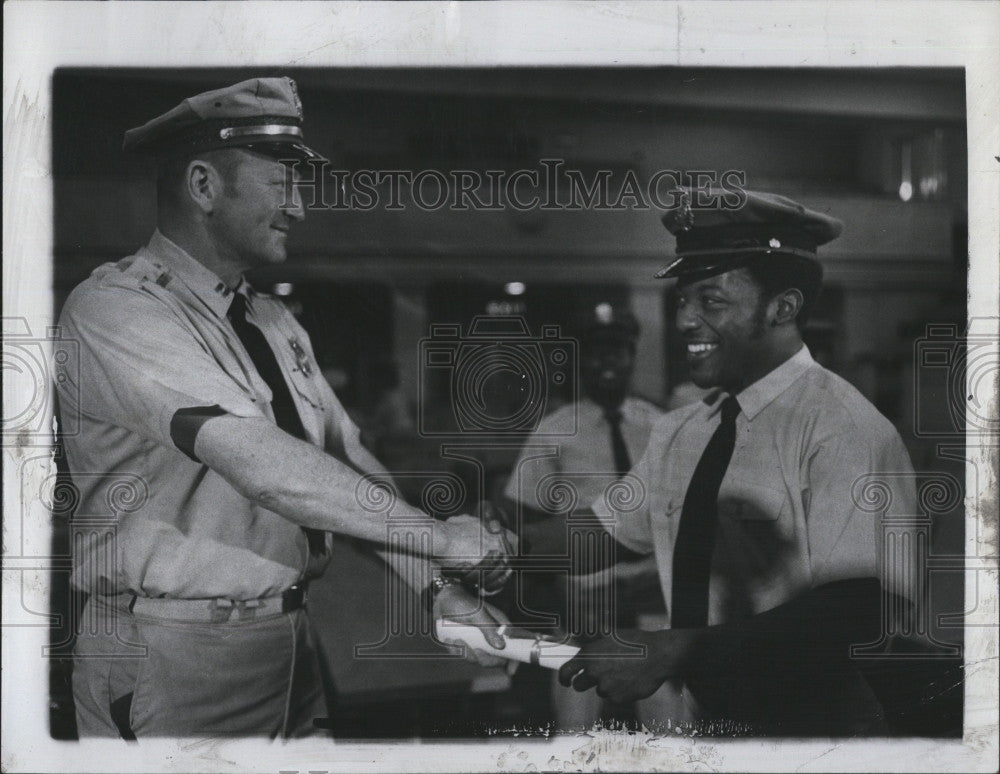 1972 Press Photo Leon Corsini presents graduation certificate to Aubrey Hector - Historic Images