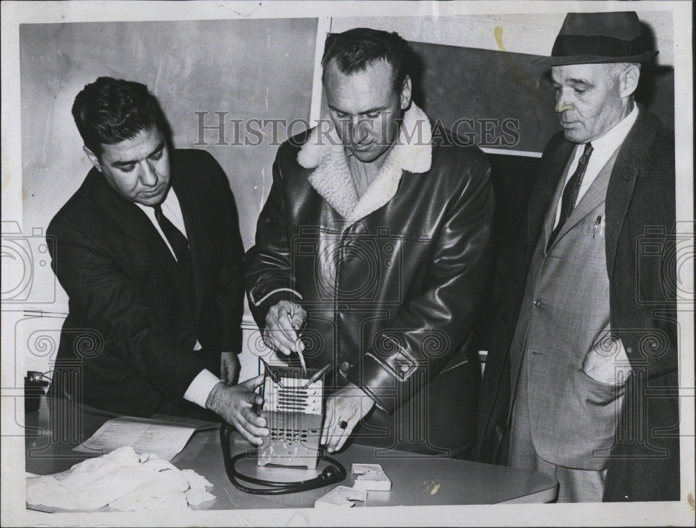 1964 Press Photo Principal Struzziero &amp; Inspector Tom Greene - Historic Images