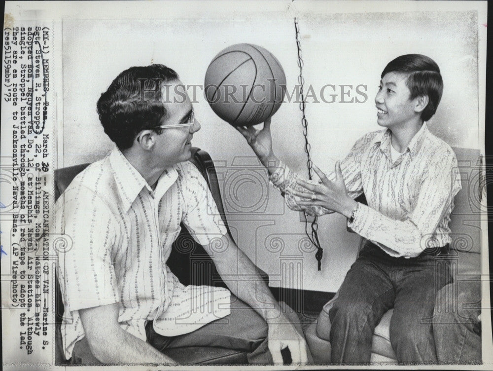 1973 Press Photo Marine Sgt.Steven R.Stroopel with his adopter son Nguyen Van Do - Historic Images