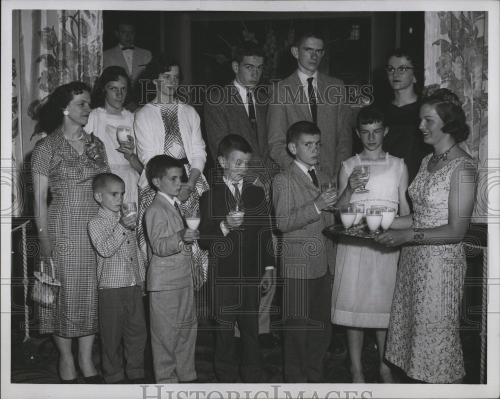 1958 Press Photo Jan Stryker &amp; Mrs Harold McKenzie and 10 of her grandchildren - Historic Images