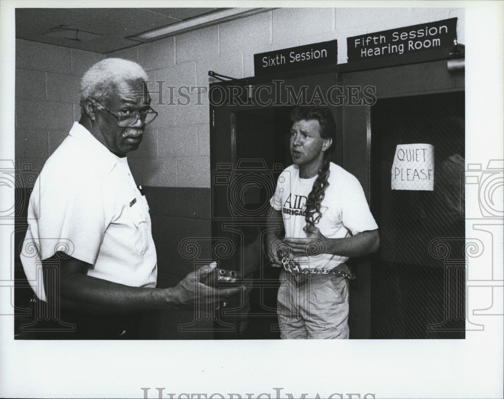 1991 Press Photo Protestor Jon Stuen- Parker at Roxbury courthouse - Historic Images