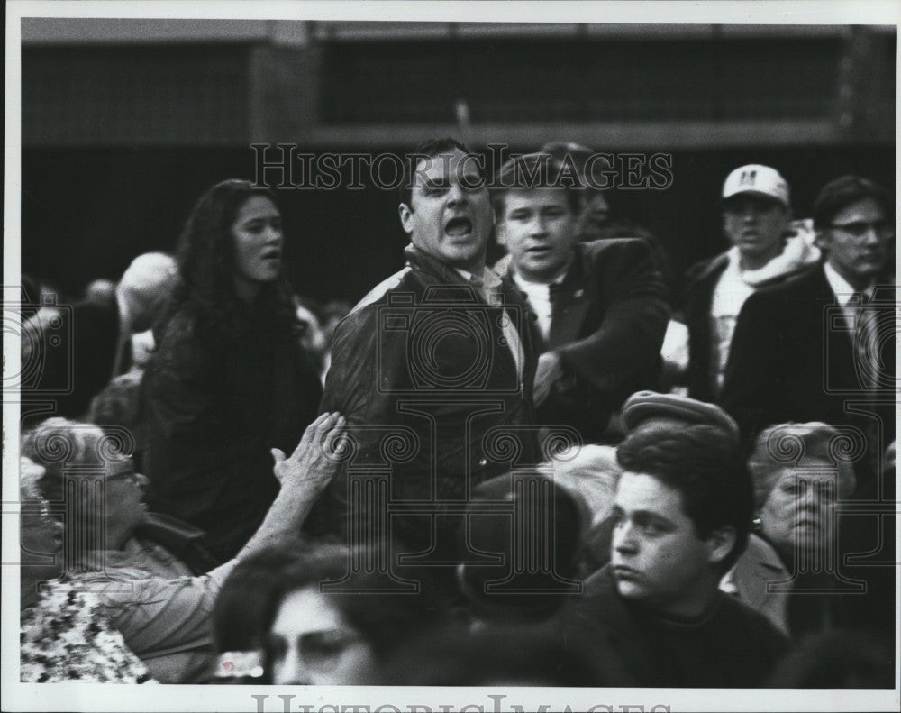 1994 Press Photo Heckler as Israeli Foreign Minister Peres talks - Historic Images