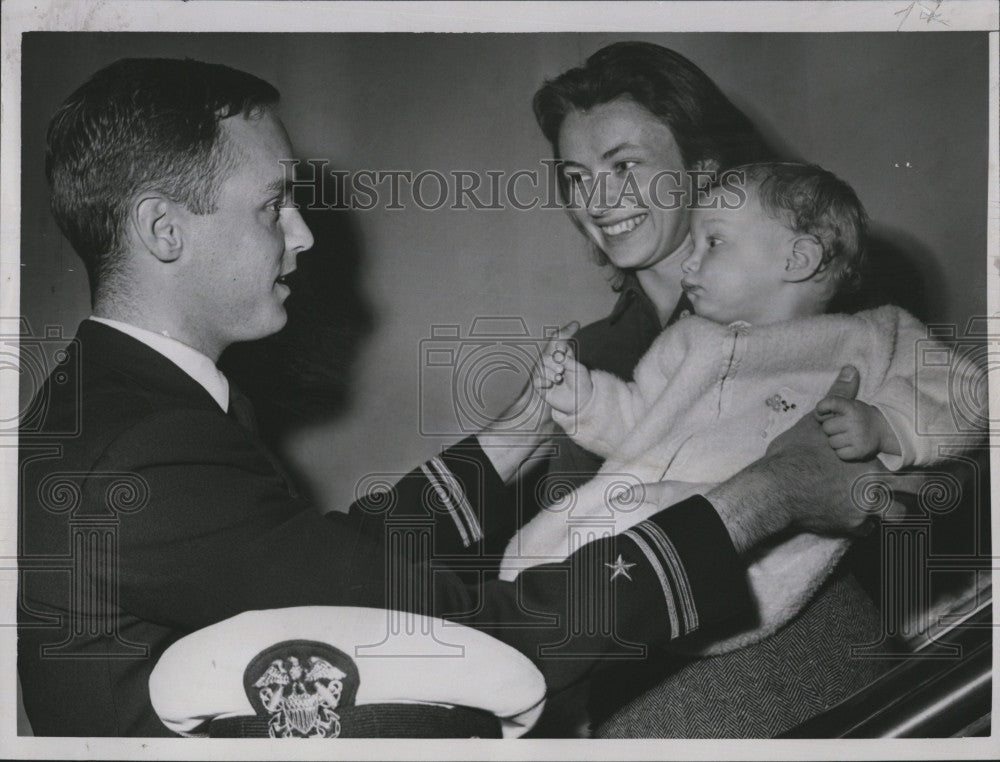 1963 Press Photo Lt jg Abbot Peterson,wife Barbara 7 baby Elizabeth - Historic Images