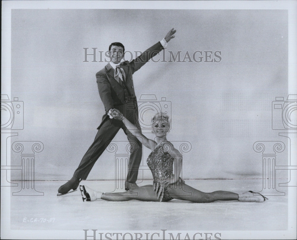 1970 Press Photo Skaters Hans Mueller &amp; Pepe perform - Historic Images