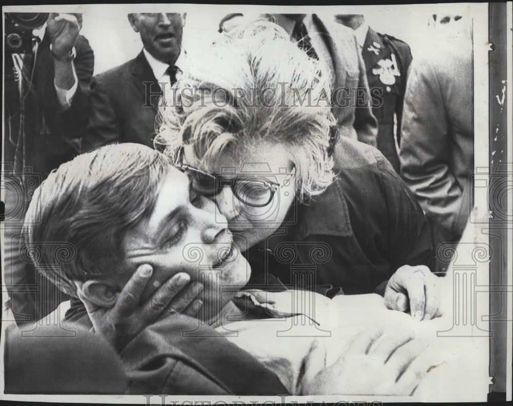 1969 Press Photo James Strickland after 22 months Viet Cong captivity - Historic Images