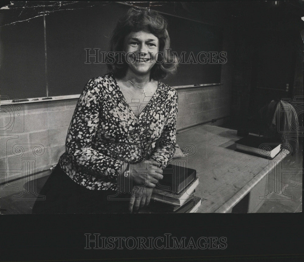 1977 Press Photo Estelle Parsons on stage for &quot;Miss Margarida&#39;s Way&quot; - Historic Images