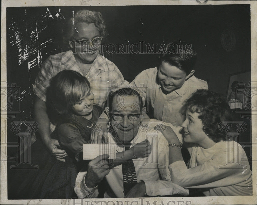 1961 Press Photo Harold E. Parse of Worcester &amp; his family wins contest - Historic Images