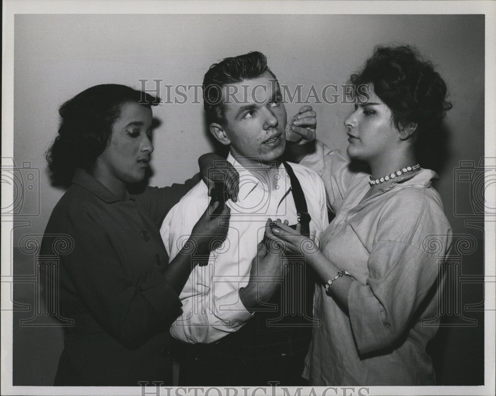 1960 Press Photo Norfolk House Centre &quot;Pajama Game&quot; May Giarreputo Peter Ozols - Historic Images