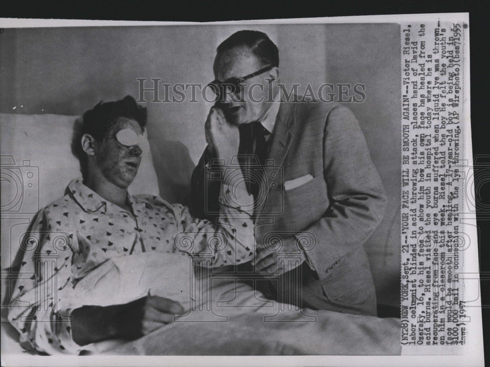 1957 Press Photo Victor Riesel Labor Columnist blinded Acid Throwing Attack - Historic Images