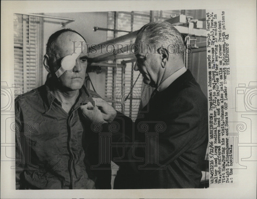 1966 Press Photo President Johnson pins Purple Heart on Maj Boyd D. Parsons - Historic Images