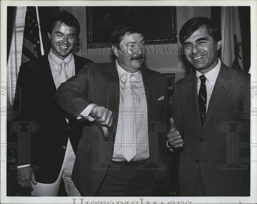 1986 Press Photo Robert Urich,Robert Parker &amp; politician Dukakis - Historic Images