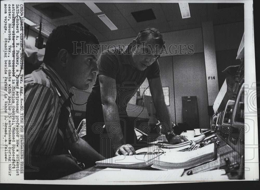1971 Press Photo Robert AR Parker & Vance D Brand at Mission control - Historic Images