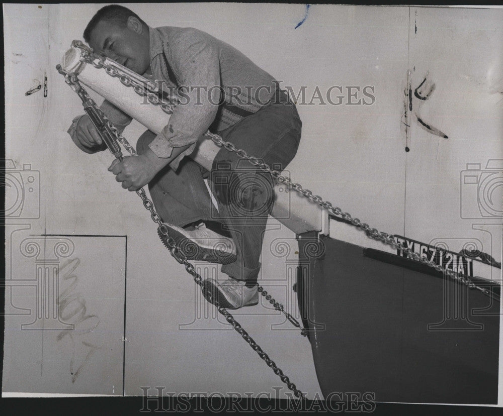 1963 Press Photo Navy Lt. Edwin Bobrek adjusts turnbuckle on yawl &quot;Driftwood&quot; - Historic Images