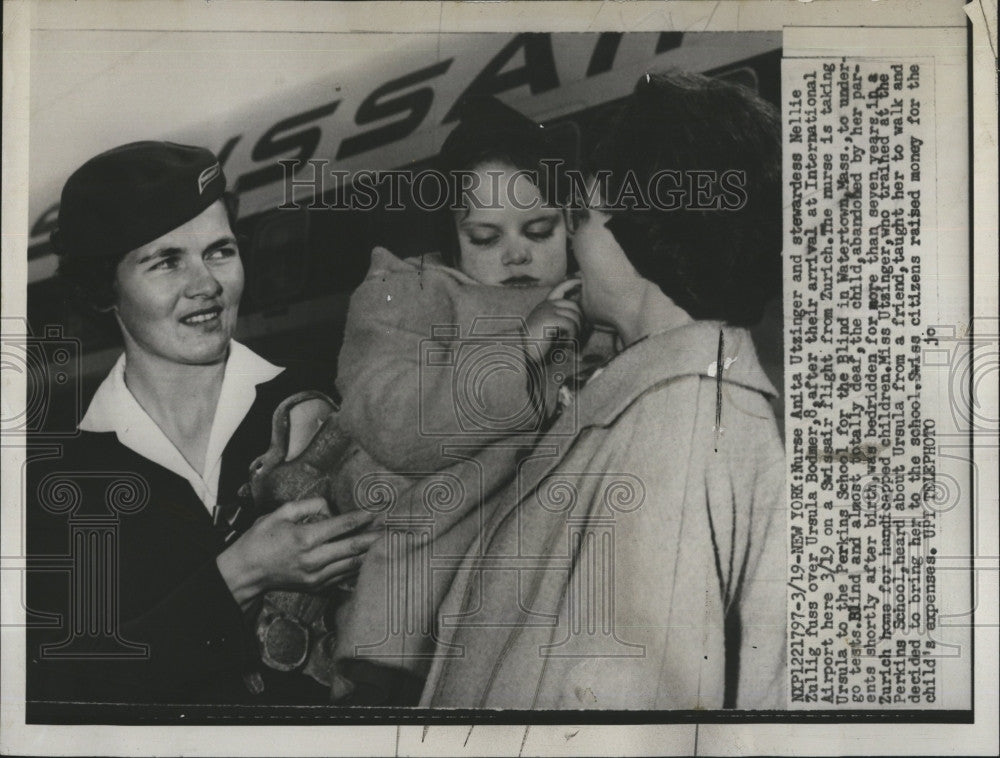 1960 Press Photo Nurse Utzinger Takes Ursula Bodmer Aboard Plane - Historic Images