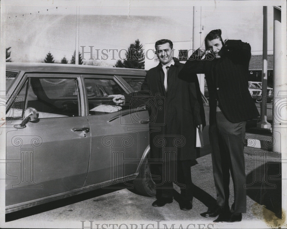 1968 Press Photo Frank Michienzi found 1965 Chevrolet worth $1600 - Historic Images