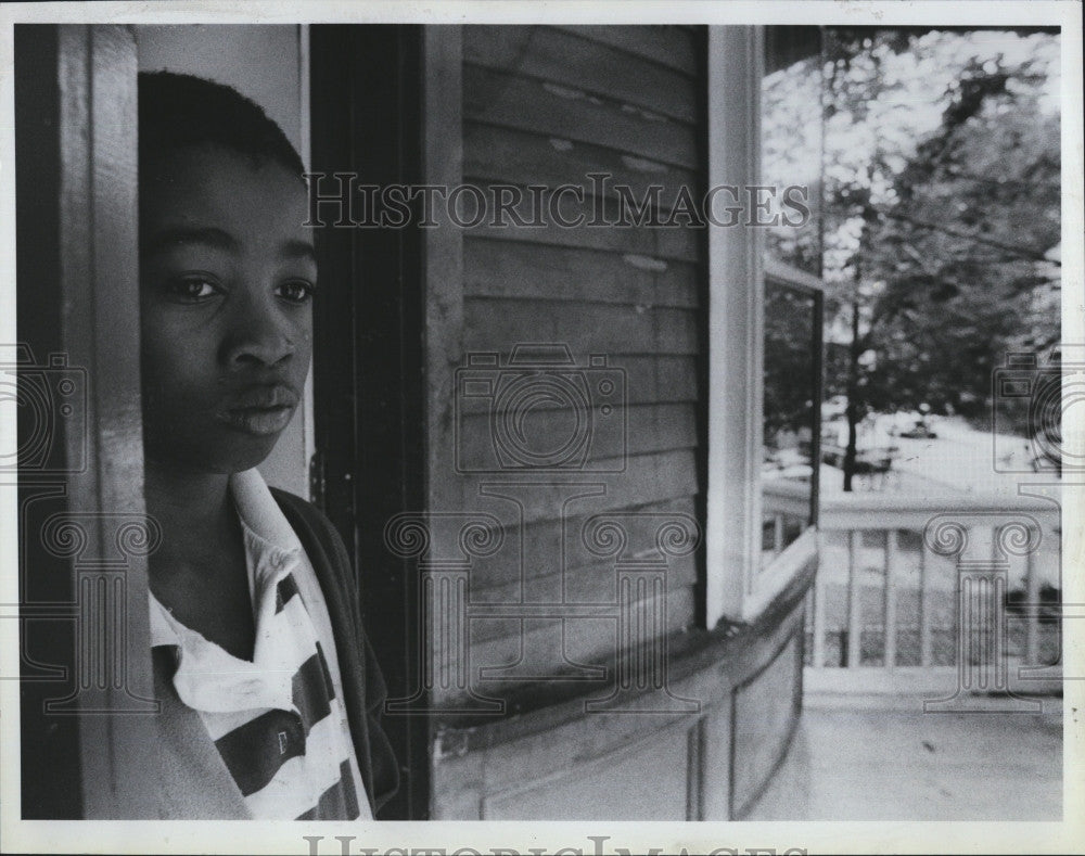 1989 Press Photo Eddie Bienaime son of pregnant woman who was beaten by gang - Historic Images