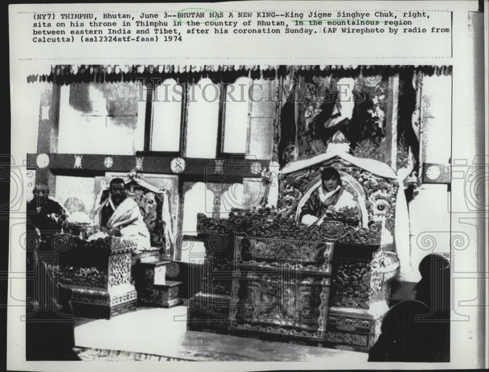 1974 Press Photo King Jigme Singhye Chuk,right,on throne in Thimphu in Bhutan - Historic Images