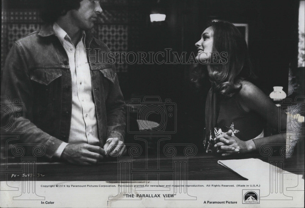 1974 Press Photo Actor Warren Beatty and Doria Cook in &quot;The Parallax View a - Historic Images