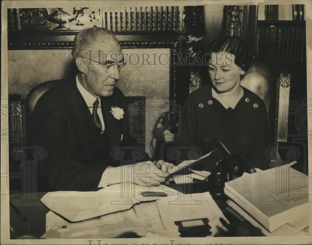 1940 Press Photo Anna Martin of Lowell with Fredrick W. Cook Sect. Of The - Historic Images