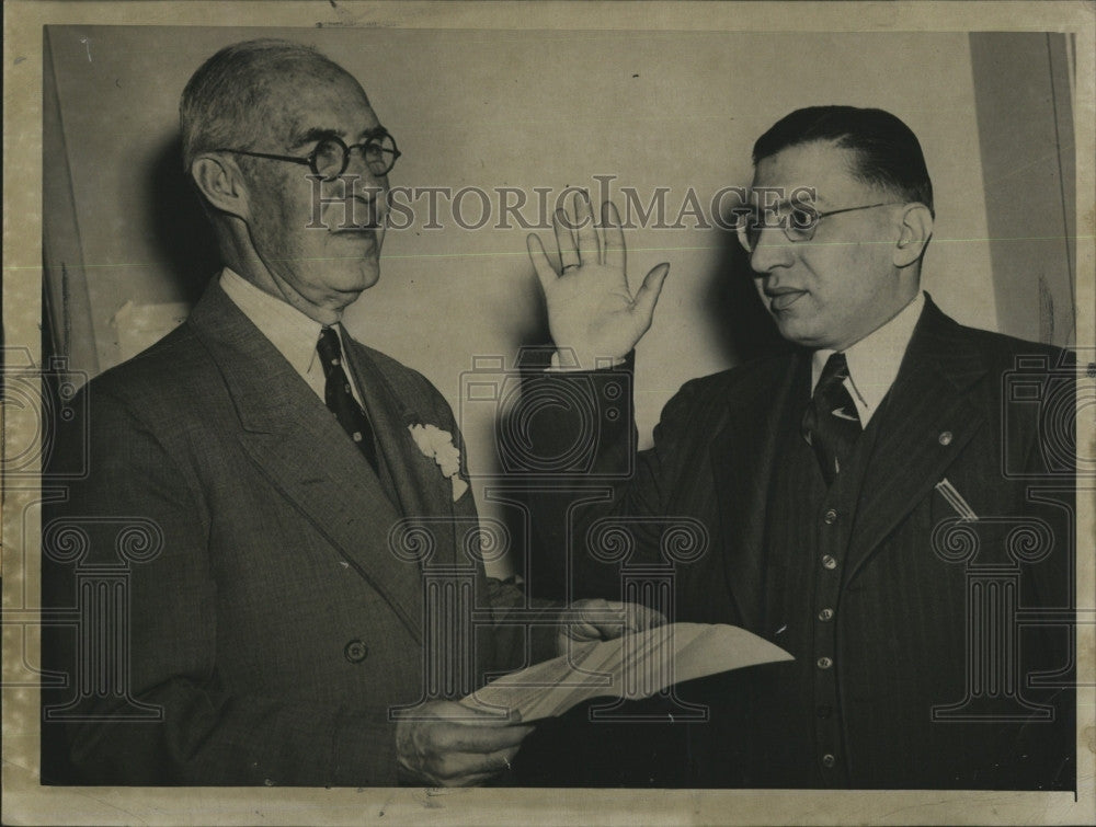 1942 Press Photo John B Magaldi  Italian Interpreter in Central Court with Sect - Historic Images