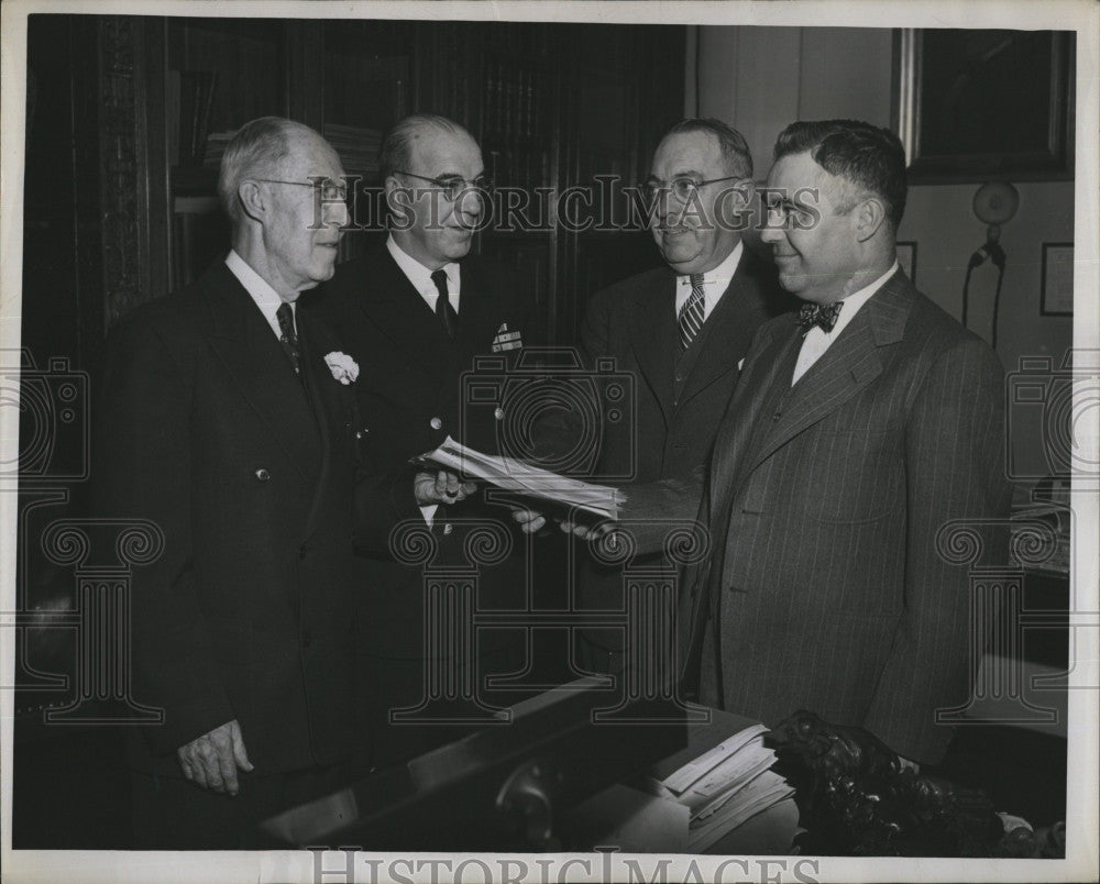 1946 Press Photo Sect of State Cook with Cmdr Neal Peavey Charles Gibson and - Historic Images