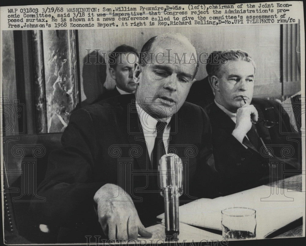 1968 Press Photo Wisconsin Senator William Proxmire reviews Pres Johnson&#39;s - Historic Images