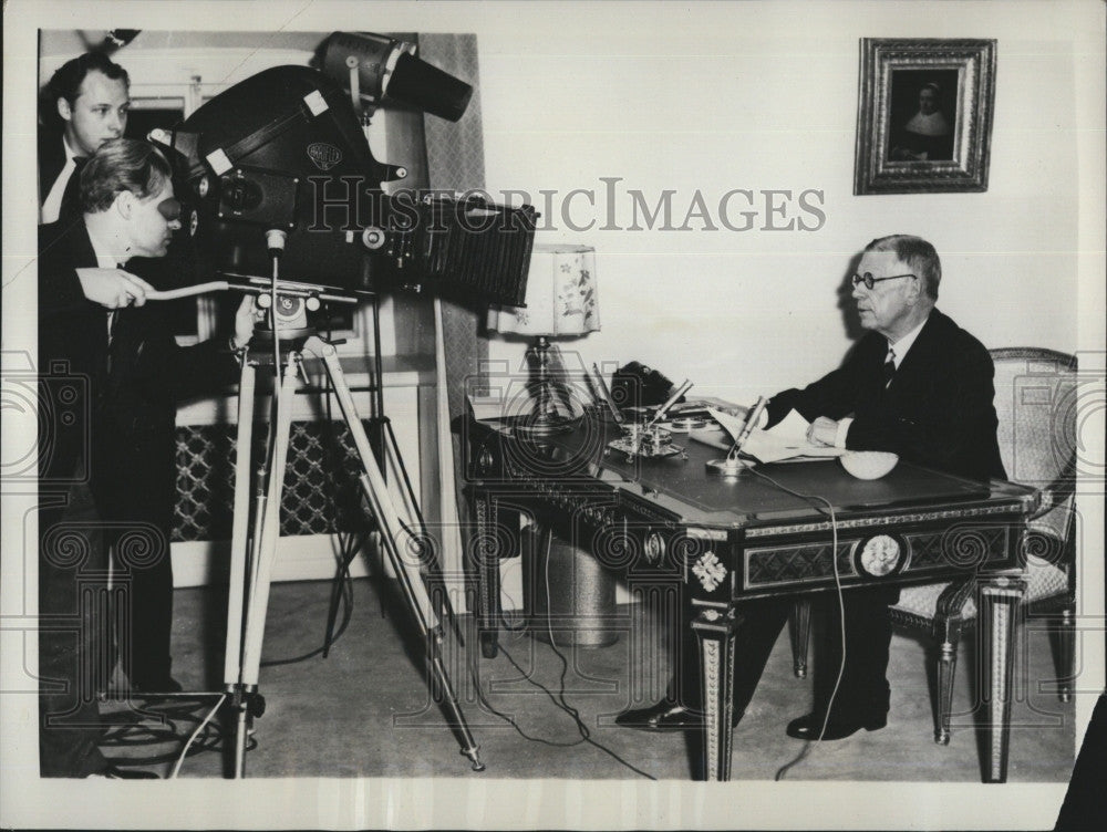 1957 Press Photo King Gustav VI Adolf of Sweden gives Christmas Adress - Historic Images