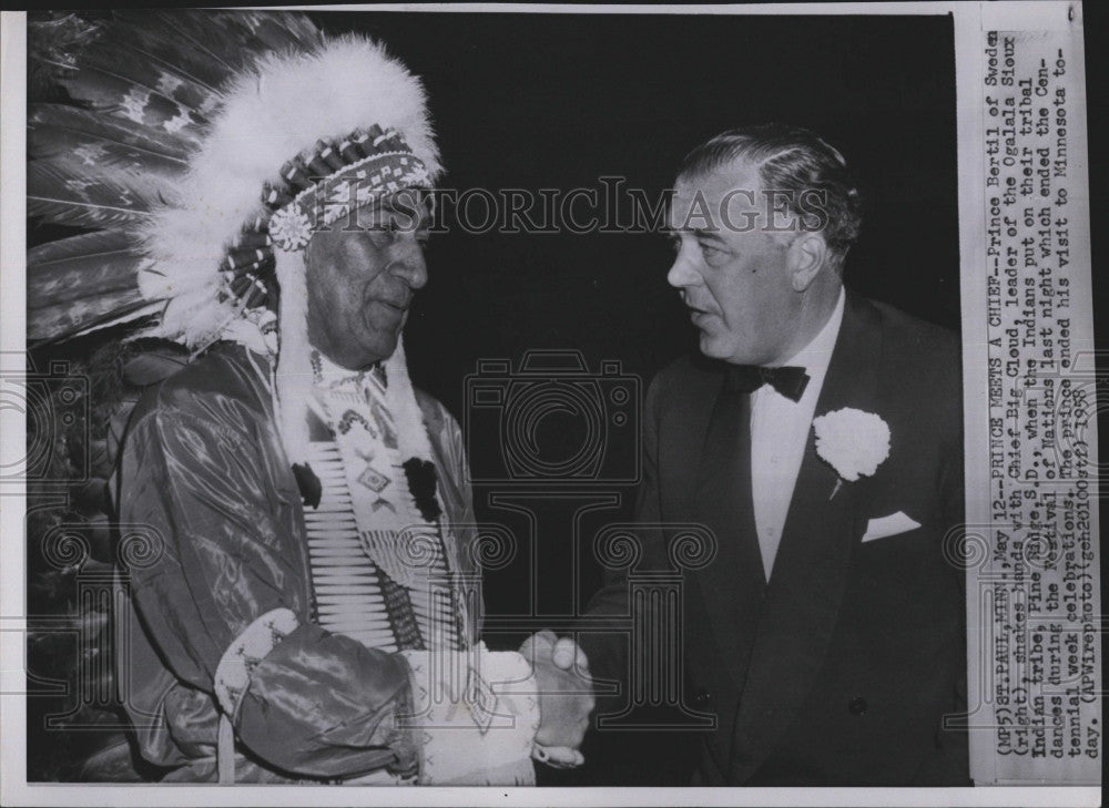 1958 Press Photo Prince Bertil, Chief Big Cloud - Historic Images