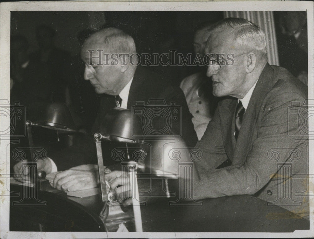 1949 Press Photo Chief of Police hearing with Edward O. Proctor, councel for - Historic Images