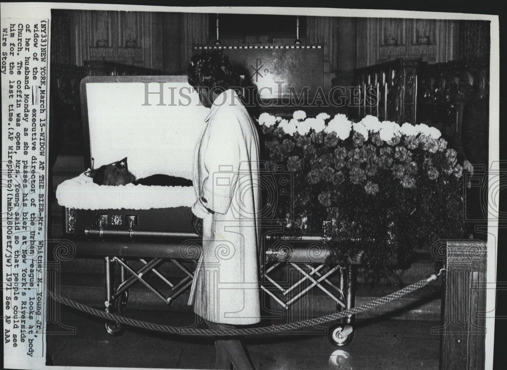 1971 Press Photo Wife of Whitney Young at Funeral - Historic Images